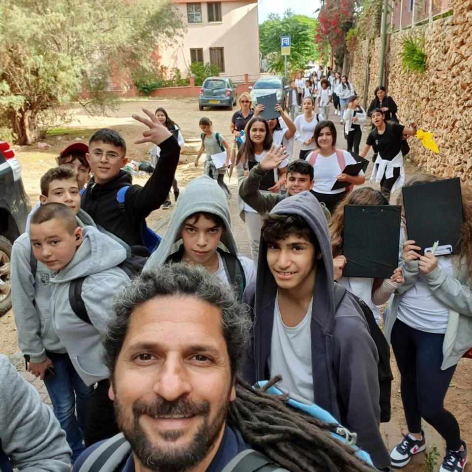 A selfie of the tour guide and students on the school trip.