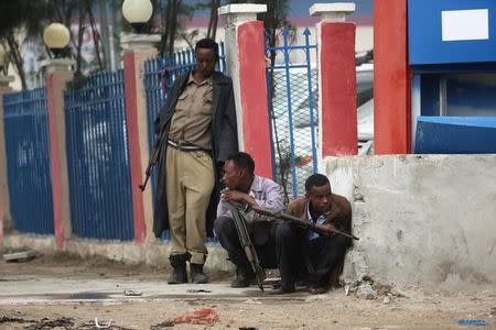 Somali government forces hold their positions during gunfire after a suicide bomb attack outside Nasahablood hotel in Somalia's capital Mogadishu, June 25, 2016. REUTERS/Feisal Omar