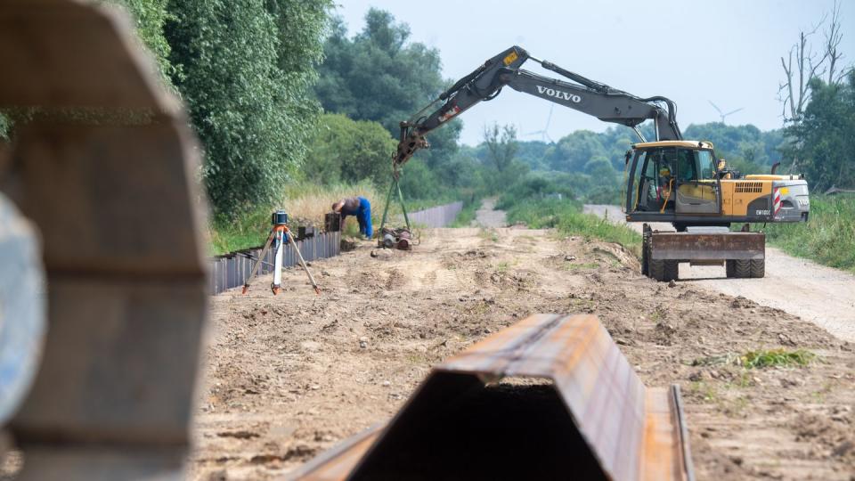 Unter anderem mit verstärkten Dämmen und Deichen wollen die Grünen Flutkatastrophen vorbeugen.