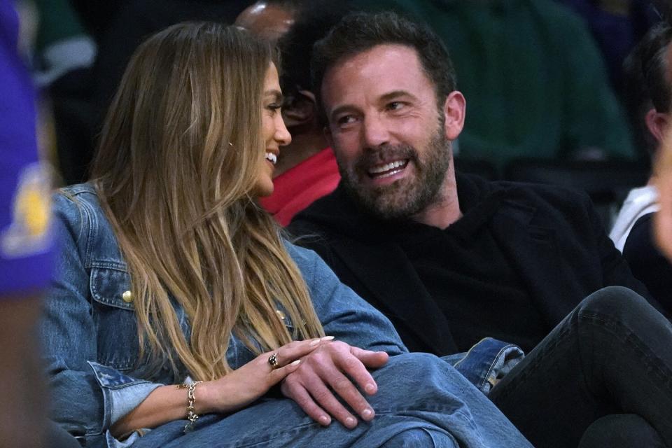 Jennifer Lopez and Ben Affleck attend an NBA basketball game between the Los Angeles Lakers and the Boston Celtics