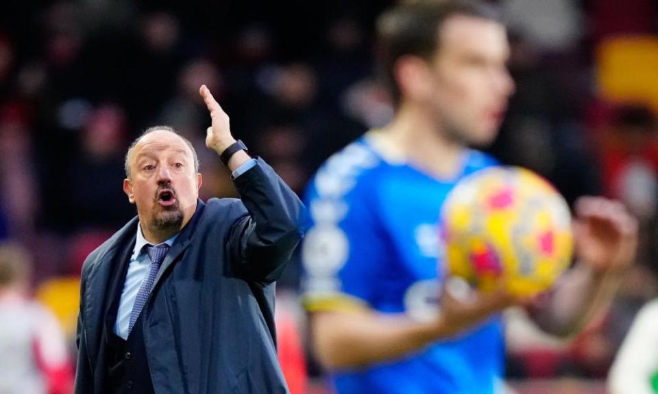 Rafael Benítez issues instruction from the touchline.