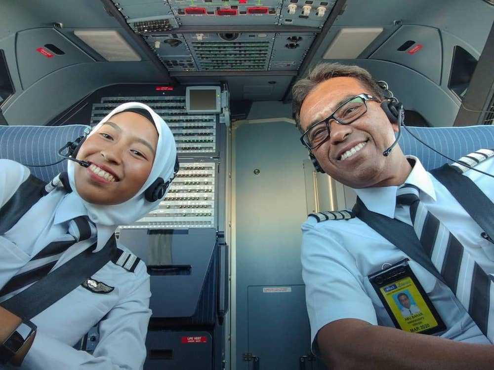 Safia and her father on their flight together. — Picture courtesy of Twitter/SafiaAnisa