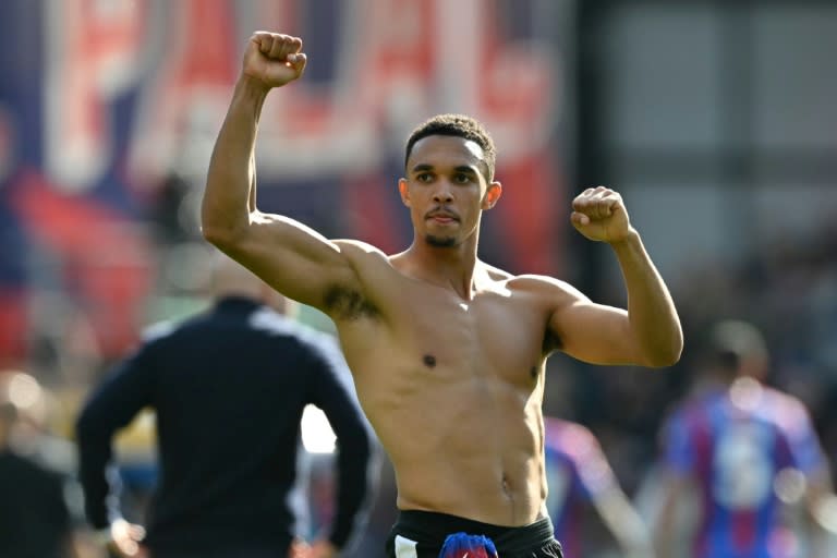 El atacante del Liverpool Trent Alexander-Arnold celebra la victoria ante el Crystal Palace en Selhurst Park en el sur de Londres, el 5 de octubre de 2024 (Glyn KIRK)