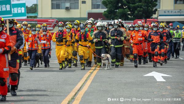 民安 8 號演習首度由國防部研議加入戰時情況下的災害搶救作為，且由桃園市政府主導，將跨區救災能量整合，以及民防團隊運用等防救災課題，納入演練。   圖：翻攝自蔡英文臉書