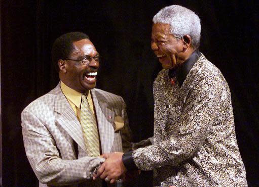 Foto tomada el 9 de septiembre del 2000 en Melbourne, Australia, que muestra al exboxeador Rubin Carter (I) y al presidente de Sudáfrica Nelson Mandela. Carter falleció el 20 de abril de 2014 (AFP/Archivos | TORSTEN BLACKWOOD)