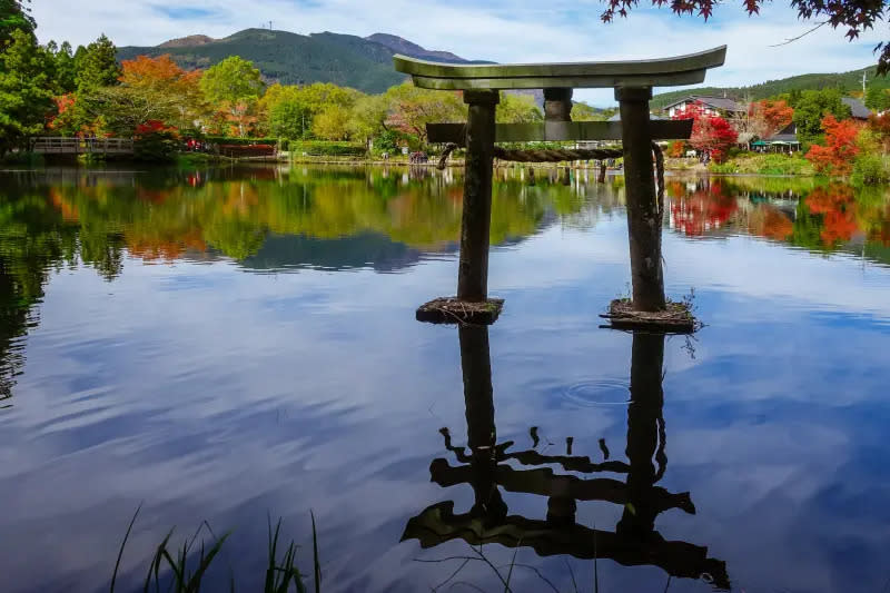 ▲東南旅遊限量獨家推出將於3月出發的日本風水開運行程，【限時限量九州】與風水大師~詹惟中名師共遊日本-九州五日，第二人折3000元，圖為九州湯布院金鱗湖。（圖／東南旅遊提供）