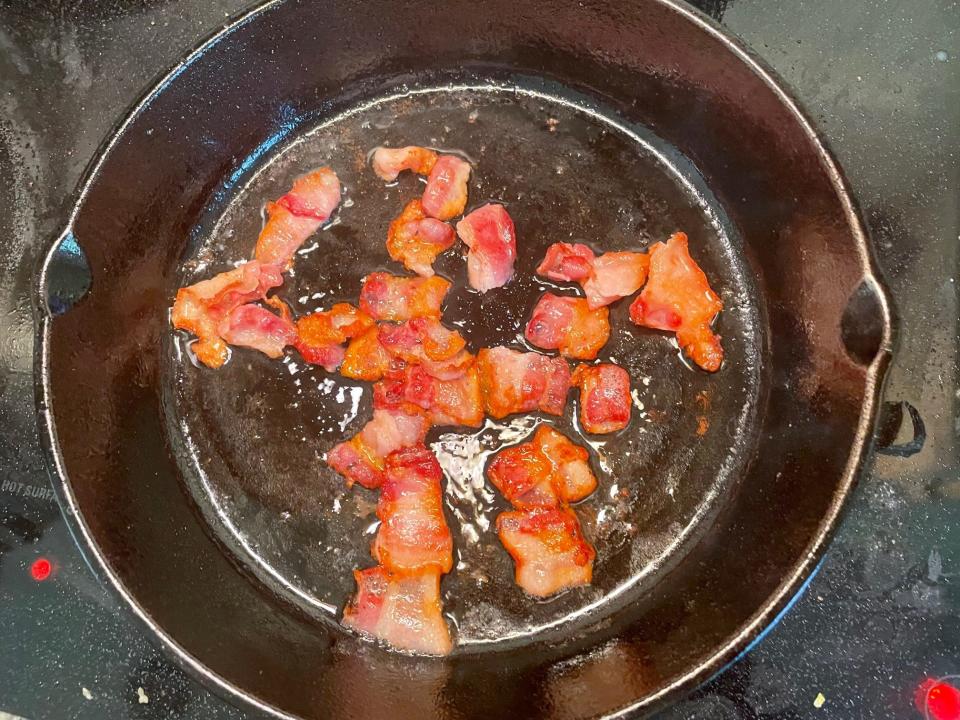 Making bacon drippings for Dolly Parton's cornbread