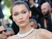 Model Bella Hadid entschied sich für eine Kette in Weißgold. Weiße Diamanten und Saphire rundeten das Schmuckstück ab. (Bild-Copyright: Valery HACHE/AFP)