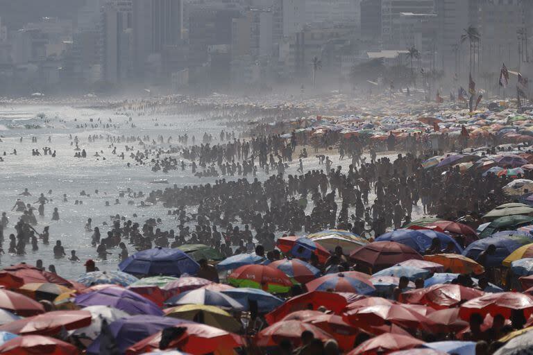 Miles de personas en la playa de Ipanema en medio de una ola de calor récord, el 15 de noviembre de 2023, en Río de Janeiro, Brasil