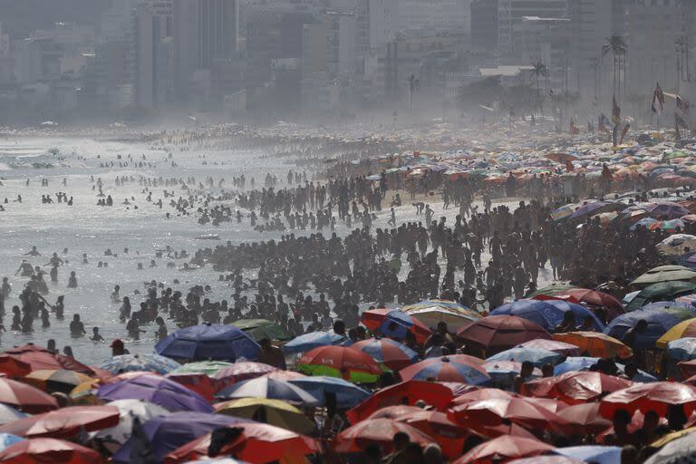 Miles de personas en la playa en medio de una ola de calor récord en Ipanema el 15 de noviembre de 2023, en Río de Janeiro, Brasil