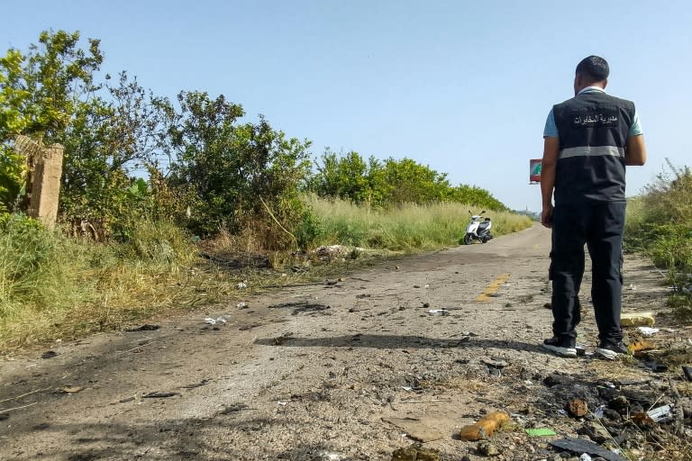 Los servicios de inteligencia de Líbano investigan en el lugar donde un vehículo fue bombardeado por Israel, en la llanura de Adloun, entre las ciudades de Sidón y Tiro, en el sur de Líbano, el 23 de abril de 2024 (Mahmoud Zayyat)