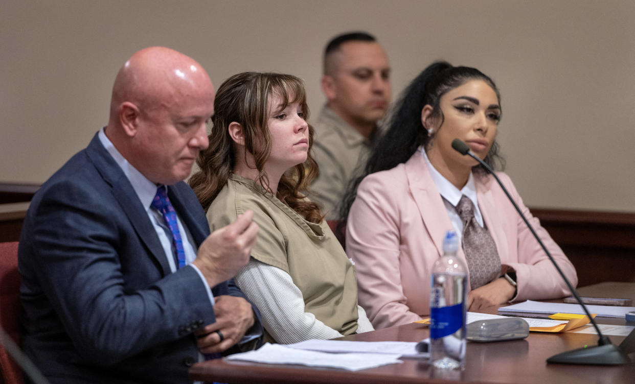 Hannah Gutierrez (au centre) avec son avocat Jason Bowles lors de l’audience pour déterminer sa peine devant le tribunal de Santa Fe, au Nouveau-Mexique. 