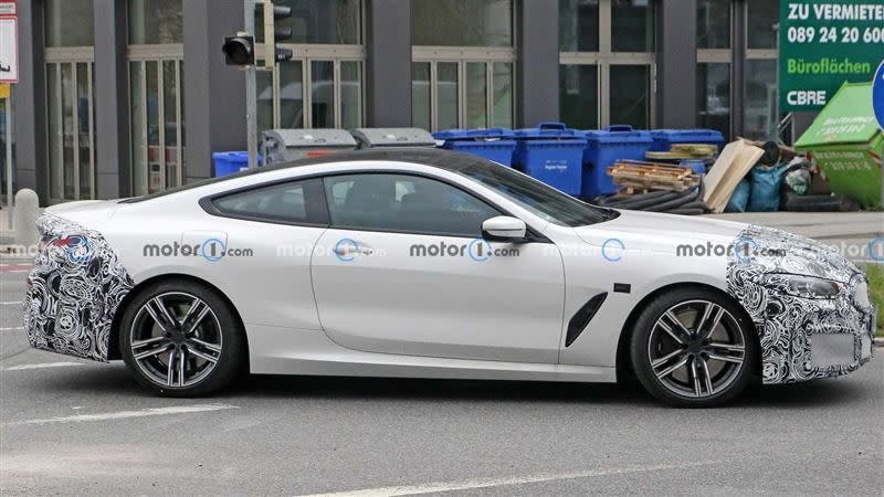 BMW 8系列小改款測試車僅在車身前後進行偽裝，推測外觀變動幅度不會太大。（圖／翻攝自motor1）