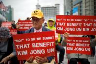 <p>Mitglieder einer südkoreanischen, konservativen und rechtsgerichteten Bürgervereinigung protestieren in Seoul gegen den nordkoreanischen Machthaber Kim Jong-un. (Bild: REUTERS/Kim Hong-Ji) </p>