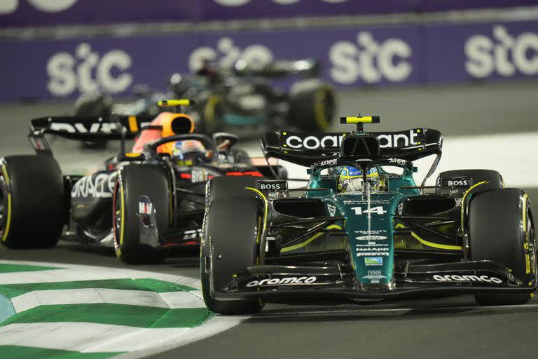 Fernando Alonso superó a Checo Pérez en el primer tramo de la carrera en Jeddah: finalizó tercero, lo bajaron al cuarto puesto por una penalización de 10 segundo y en la madrugada árabe recuperó el podio