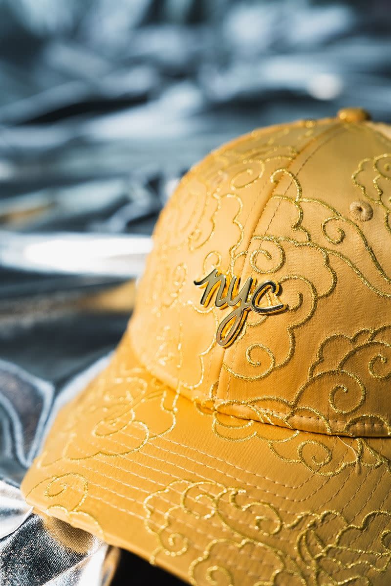 「YEAR OF DRAGON」系列帽款設計源自於皇帝龍袍，以金黃色絲線勾勒出龍袍上的九條黃龍和五色祥雲圖案。（圖／品牌業者提供）