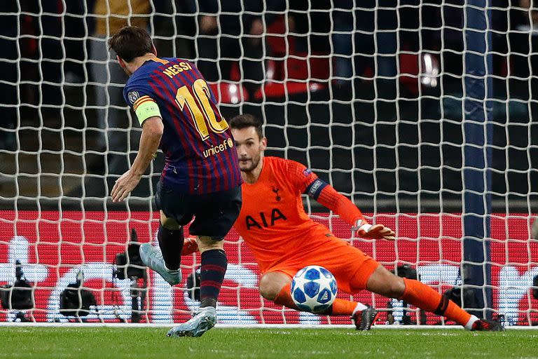Messi define cruzado; Lloris se va para el otro lado: el cuarto gol de Barcelona frente a Tottenham