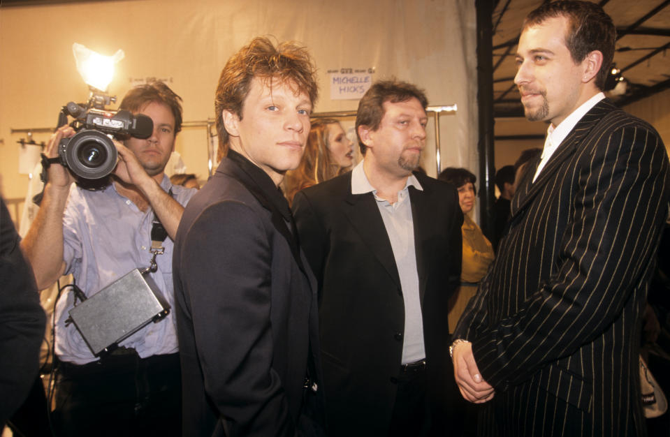 <p>Doch auch Musiker wie Jon Bon Jovi lassen sich die Mailänder Modewoche nicht entgehen. Bei der Versace Fashion Show 1998 tummelte sich der Rockstar Backstage. </p>