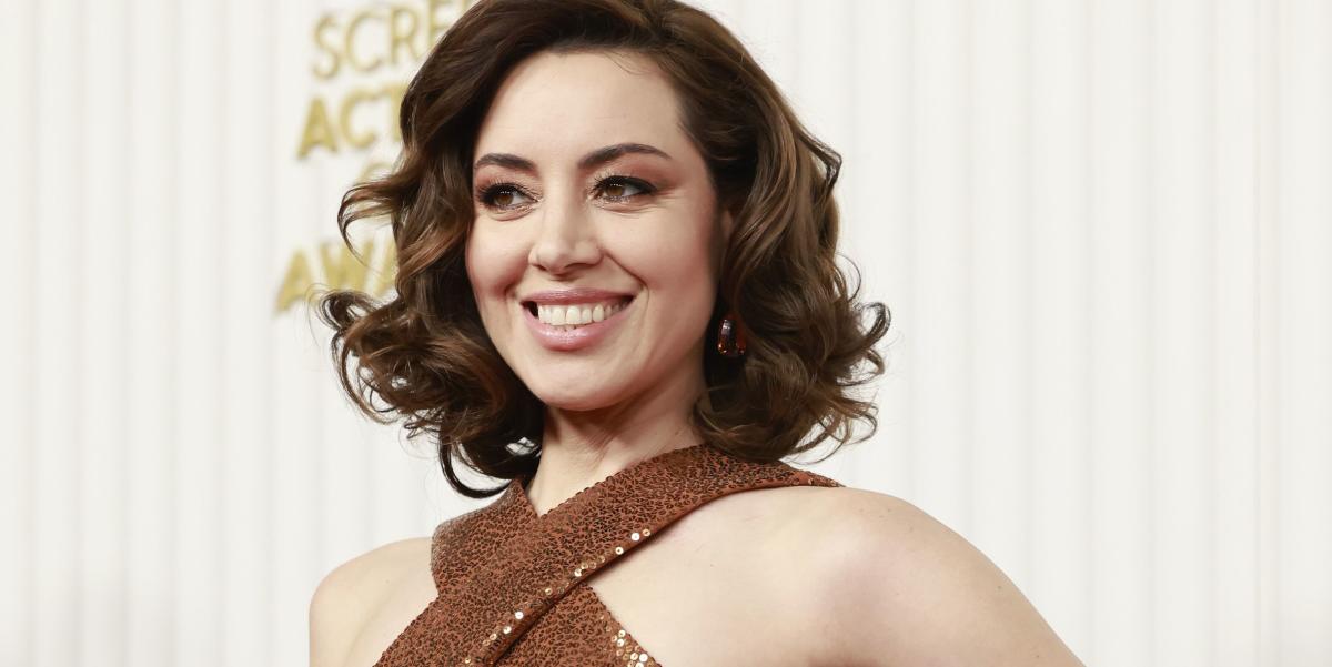 Aubrey Plaza Glows In A Slinky, Cut-Out White Stella McCartney