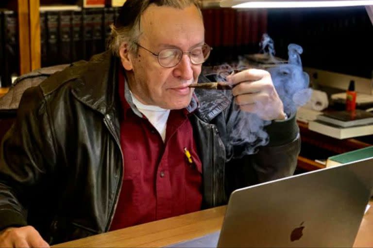 El filósofo Olavo de Carvalho, de 72 años, graba y sube sus discursos incendiarios a su página de internet