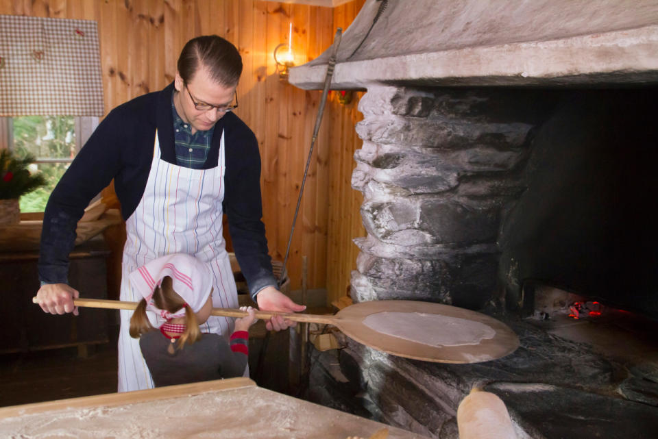 Der vorbereitete und ausgerollte Teig kommt in den alten Ofen. Da hilft Papa Daniel. Die Backstube ist historisch und Teil des Stockholmer Freilichtmuseums Skansen. Eine kleine urige Holzhütten, in der die Kronprinzessinnen-Familie in aller Ruhe Plätzchen backen kann. Das findet auch Estelle toll und schwärmt: „Hier ist es aber gemütlich, Papa!“