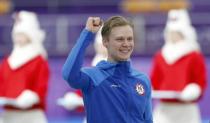 Speed Skating - Pyeongchang 2018 Winter Olympics - Men's 500m competition finals - Gangneung Oval - Gangneung, South Korea - February 19, 2018 - Havard Lorentzen of Norway celebrates a on the podium after winning a gold medal. REUTERS/Damir Sagolj