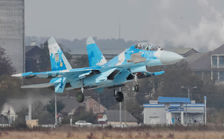 FILE PHOTO: A Ukrainian Su-27 fighter jet lands during the Clear Sky 2018 multinational military drills at Starokostiantyniv Air Base in Khmelnytskyi Region, Ukraine October 12, 2018. REUTERS/Gleb Garanich