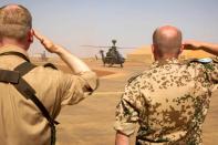 <p>Zwei Soldaten der Bundeswehr salutieren in Gao, Mali während der Ankunft zweier Kampfhubschrauber im Rahmen der Mission MINUSMA. (Bild: Marc Tessensohn/Bundeswehr/DPA) </p>