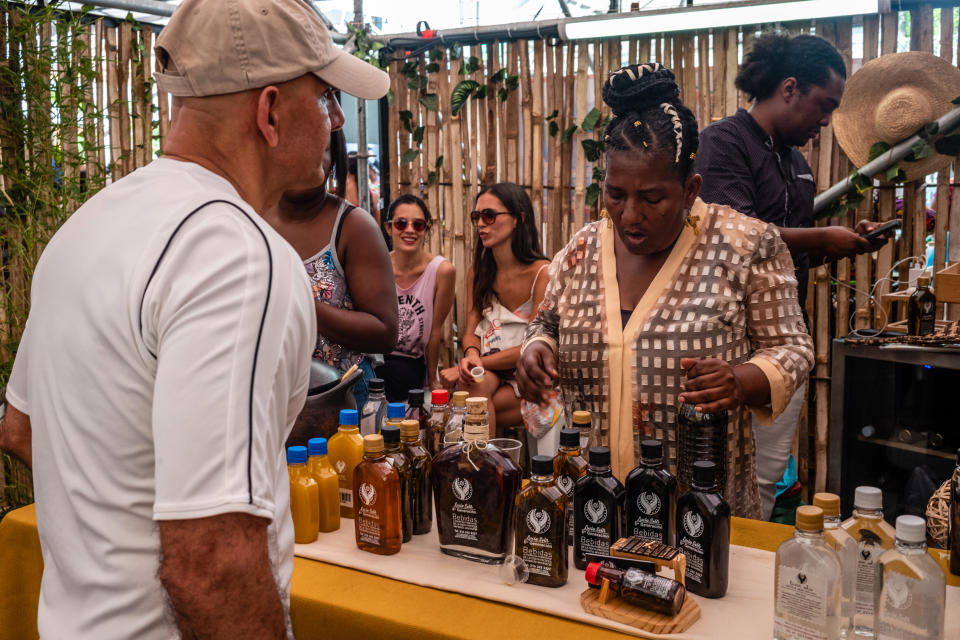 Lucía Solís, productora de viche de sexta generación, vendiendo el licor en el festival Petronio Álvarez de Cali, Colombia, el mes pasado. (Federico Rios/The New York Times)