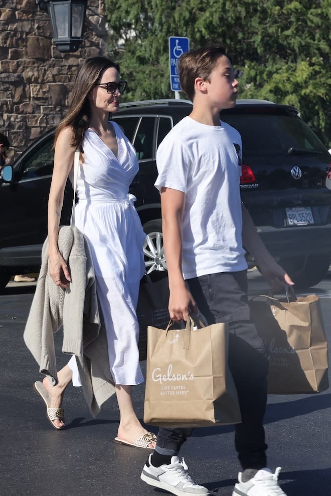 Knox Jolie-Pitt porte les sacs de courses pour sa mère