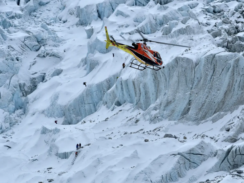 Rettungshubschrauber auf dem K2 können laut Meyer bis zu 30.000 Dollar kosten. - Copyright: PRAKASH MATHEMA/AFP via Getty Images