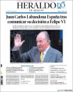 ‘Heraldo de Aragón’ ha escogido una imagen del reye emérito saludando y dice: “Juan Carlos I abandona España tras comunicar su decisión a Felipe VI”. (Foto: <a href="http://www.heraldo.es/" rel="nofollow noopener" target="_blank" data-ylk="slk:Heraldo de Aragón;elm:context_link;itc:0;sec:content-canvas" class="link ">Heraldo de Aragón</a>).