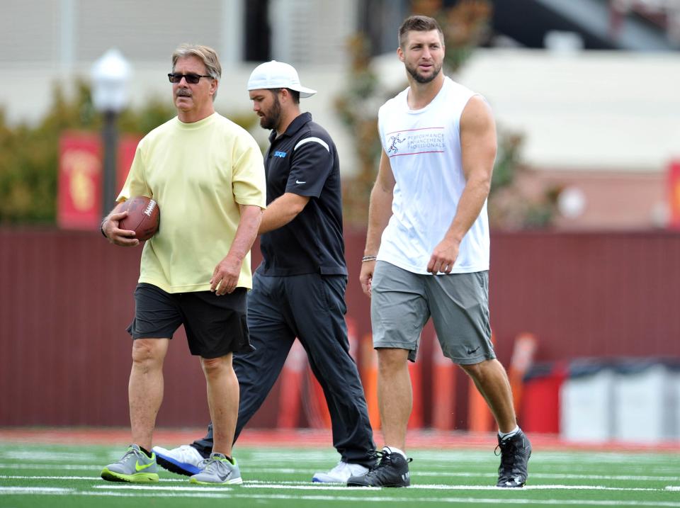 Tom House working with Tim Tebow in 2015.