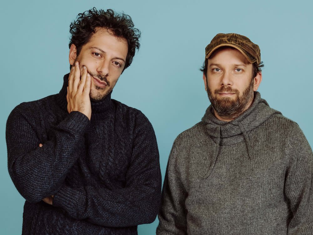 Fahri Yardim (l.) und Christian Ulmen kehren im Februar 2023 mit einer neuen Staffel der Serie "jerks." zurück. (Bild: Joyn/André Kowalski)