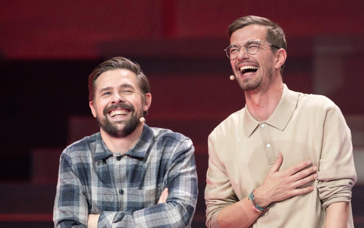 Joko (rechts) und Klaas haben Grund zur Freude. Am Dienstagabend besiegten sie ihren Haussender ProSieben. Für die gewonnenen 15 Minuten Live-Sendezeit kündigten sie nun eine "ungewöhnliche Idee" an. (Bild: ProSieben / Jens Hartmann)