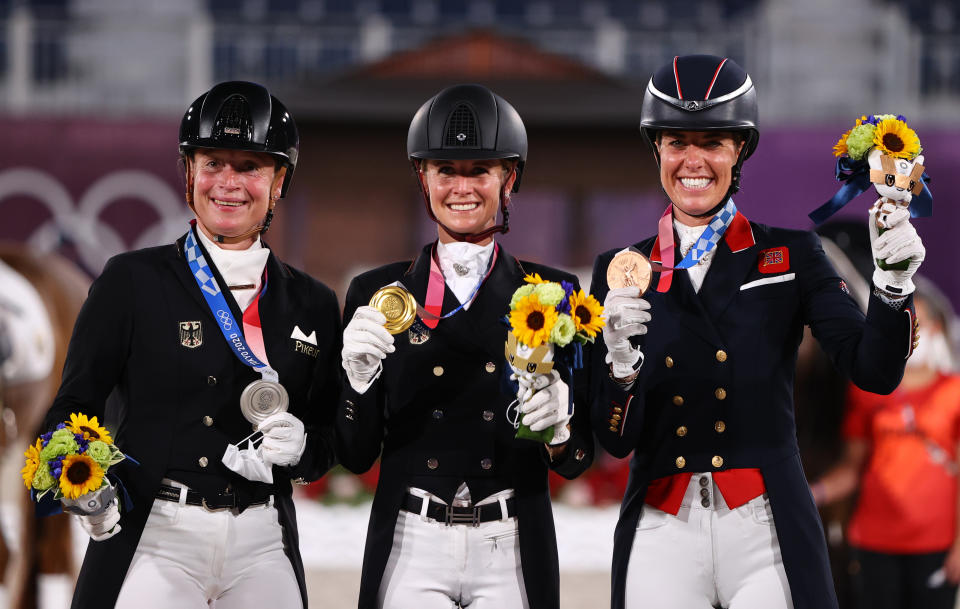 Jessica von Bredow-Werndl (M.) und Isabell Werth (l.) holen Gold und SIlber, Bronze ging an die Britin Charlotte Dujardin. (Bild: Reuters)