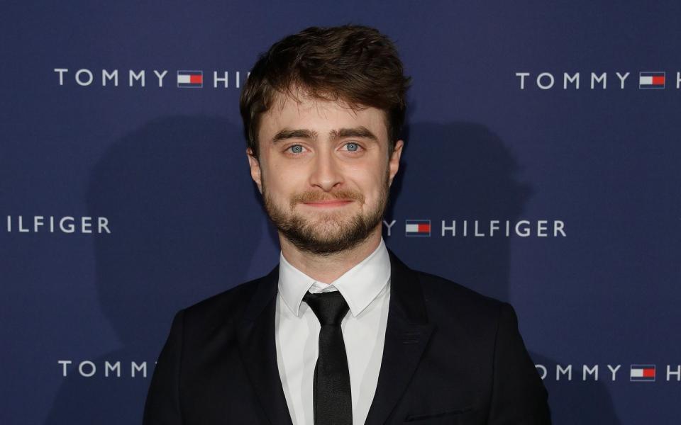 Die Rolle des Zauberschülers Harry Potter machte ihn weltberühmt, doch Daniel Radcliffe fing schon während der Dreharbeiten zu trinken an. Er gestand: "Wenn ich betrunken bin, verändere ich mich." Darauf hatte der Schauspieler irgendwann keine Lust mehr: Er wurde 2013 clean und hält sich seither vorbildlich an alkoholfreie Getränke. (Bild: Andreas Rentz/Getty Images for Tommy Hilfiger)