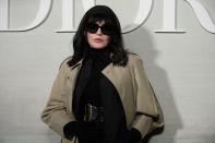 <p>Au défile Dior, Isabelle Adjani a fait du Isabelle Adjani : à la fois classe et mystérieuse. (Crédit JULIEN DE ROSA/AFP via Getty Images)</p> 