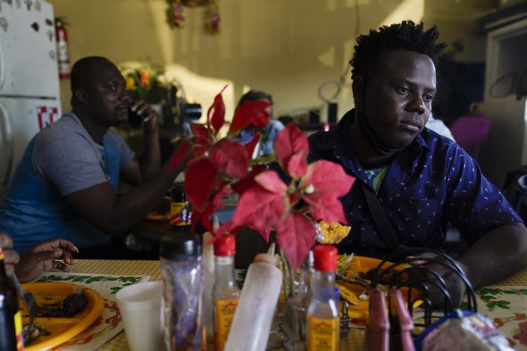 Robins Exile, un refugiado haitiano, en Tijuana, México el 20 de septiembre del 2021. Exile llegó a Tijuana después de cambiar sus planes de ir a la frontera con Texas, donde miles de refugiados haitianos están siendo deportados