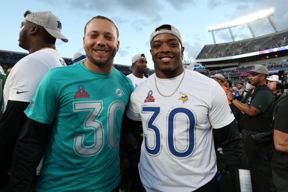 Dolphins fullback Alec Ingold (left) poses with Minnesota fullback C.J. Ham at the Pro Bowl.