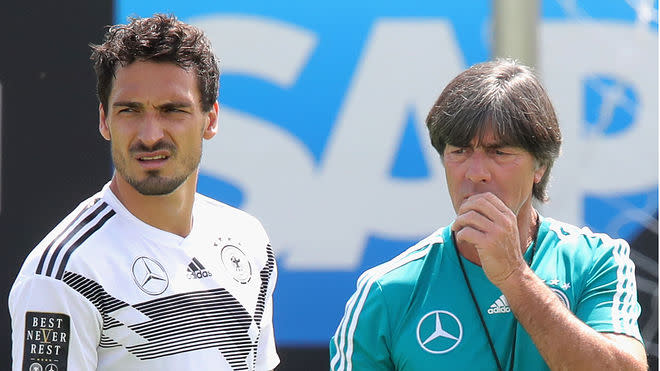 Mats Hummels (l.) bereitet Bundestrainer Joachim Löw vor dem Duell mit Schweden Sorgen