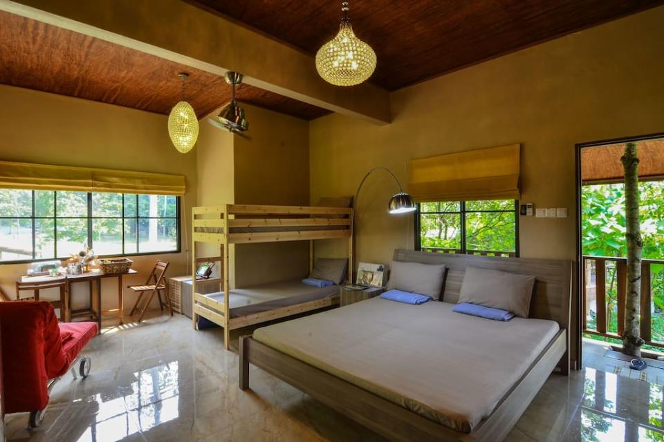 <p>Here’s another spacious bedroom. This one can sleep up to 6 people. (Airbnb) </p>