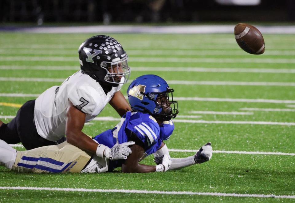 York’s De’Maurion Stewart (7) and Indian Land’s Chaz Portis miss the ball Friday, Sept. 29, 2023.