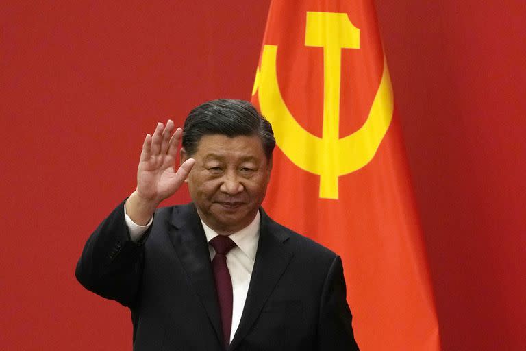 El presidente chino, Xi Jinping, saluda en un acto de presentación de los nuevos miembros del Comité Permanente del Politburó en el Gran Salón del Pueblo de Pekín el 23 de octubre de 2022.