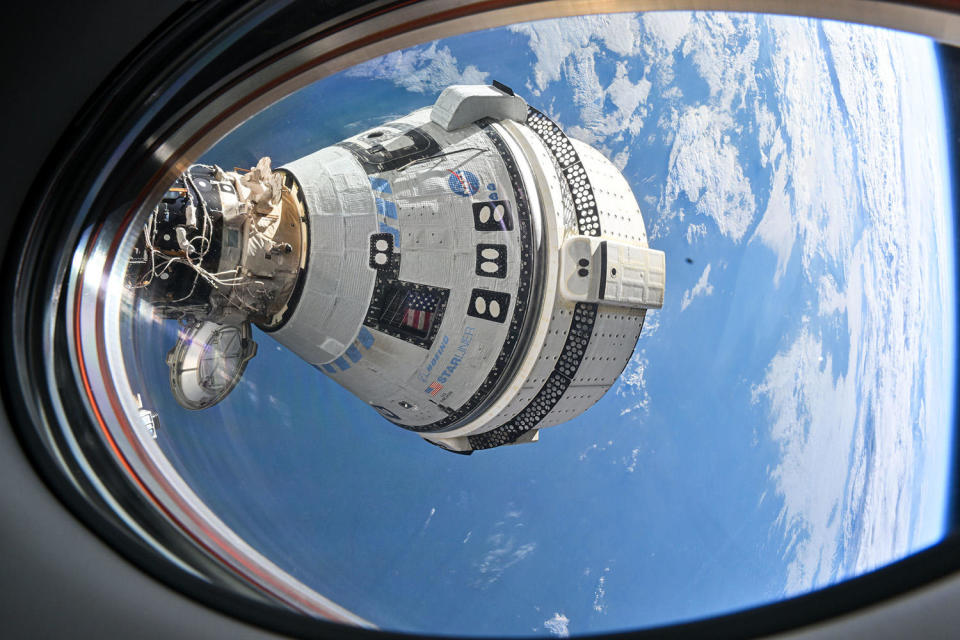 El Starliner se acopló al puerto delantero de la estación espacial el día después del lanzamiento, el 5 de junio, y aquí se lo ve a través de una ventana en un SpaceX Crew Dragon acoplado a 90 grados del puerto orientado al espacio del módulo Harmony. / Crédito: NASA