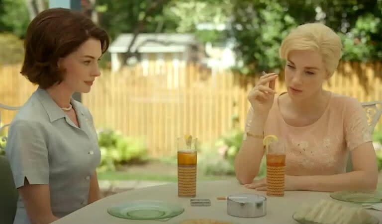 Anne Hathaway y Jessica Chastain se lucen en esta remake.