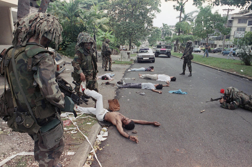 ARCHIVO - En esta fotografía del 26 de diciembre de 1989 soldados estadounidenses buscan sospechosos afuera de la casa de un socio del dictador Manuel Noriega, en Panamá. En 1989, Estados Unidos invadió Panamá para derrocar a Noriega. (AP Foto/Ezequiel Becerra, Archivo)