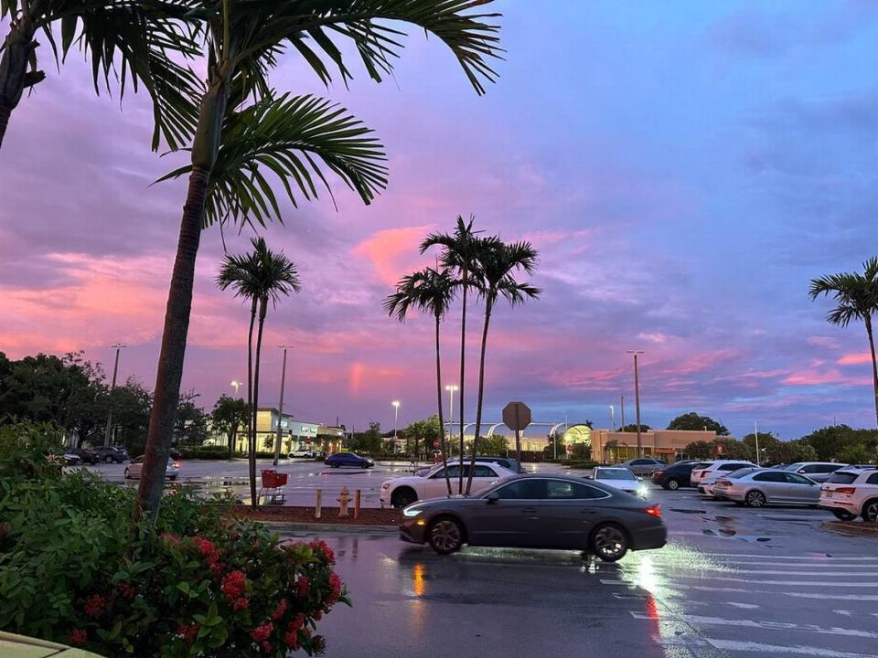 Un bonito efecto secundario de los días húmedos que el sur de Florida ha visto durante una semana son los coloridos atardeceres y arco iris que se ven el jueves 13 de junio de 2024 por la noche, con vista al estacionamiento de Whole Foods Market y Target en 7800 SW 104th St. en el Área de Pinecrest de Miami-Dade. Howard Cohen hcohen@miamiherald.com