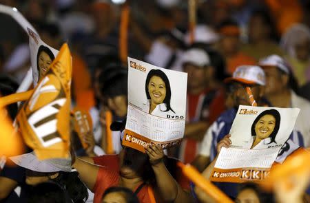 Supporters of Peru's presidential candidate Keiko Fujimori of 'Fuerza Popular' party holding her pictures during her closing campaign meeting in Lima, Peru, April 7, 2016. REUTERS/Mariana Bazo