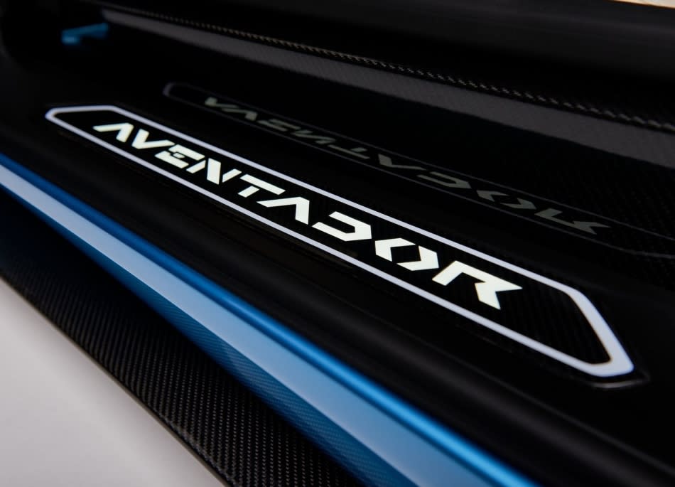 新「上空」大牛 Lamborghini Aventador S Roadster 登場！0~100km/h 只要 3 秒，極速上看 350km/h！